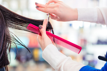 Friseur schneidet Frau die Haare im Friseursalon