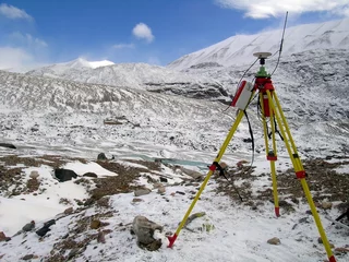 Papier Peint photo Lavable Cercle polaire GPS travaillant sur le glacier