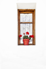 ventana con marco de madera visillos de encaje
