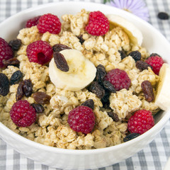 granola with banana, raspberries and raisins