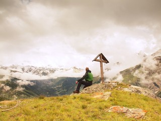Obraz premium Tourist stand on rocky view point and watching into misty Alpine
