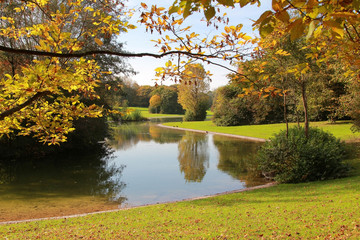 goldene Herbstlandschaft im Park