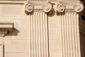 Double pilastre en bossage et chapiteau ' ionique ' - obrazy, fototapety, plakaty