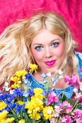 Blonde Frau mit blauen Augen und Blumen