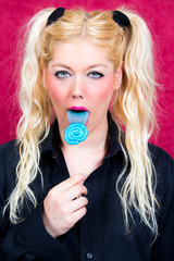 Blonde Frau mit blauen Augen und Lollipops in der Hand