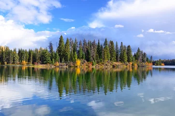 Fleecedeken met foto Forest and lake in autumn © perlphoto