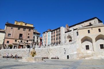 Fontaine , place de la cathédrale à Burgos, Espagne