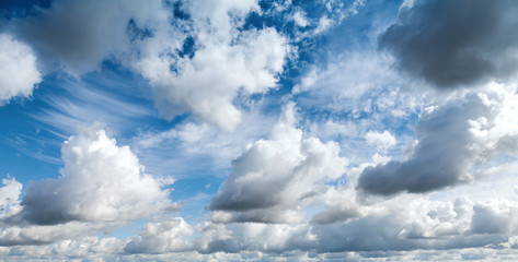 Obraz premium Bright blue cloudy sky background photo texture