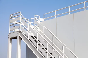 Foto op Plexiglas Trappen Witte trap naar de kapiteinsbrug op het grote schip