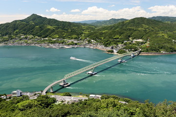 海峡と橋と船