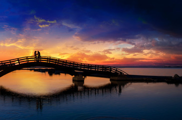 Obraz premium Couple enjoying the romantic sunset on the Lefkas town bridge