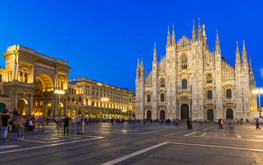 Naklejka premium Nocny widok na katedrę, Vittorio Emanuele Gallery w Mediolanie, Włochy