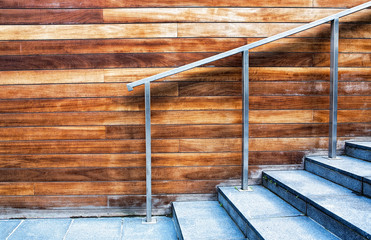 Nowoczesne schody na tle drewnianej fasady