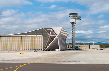 Obraz premium Air traffic control tower in the airport.