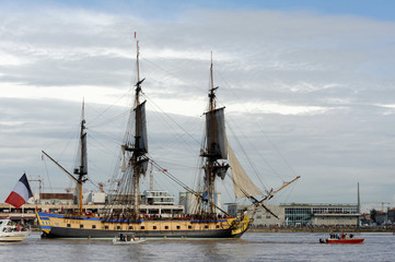 Bordeaux,la frégate Hermione sur la Garonne