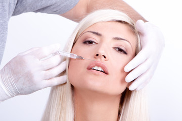Obraz na płótnie Canvas Beauty woman giving botox injections