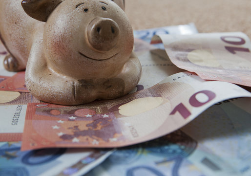 tirelire et fortune de billets d'euro