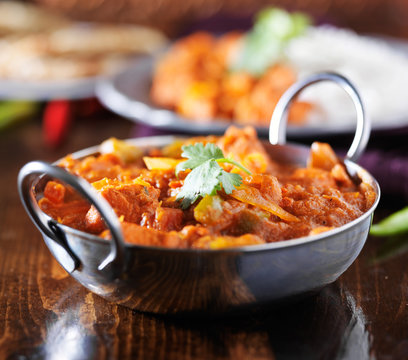 indian chicken vindaloo curry in balti dish