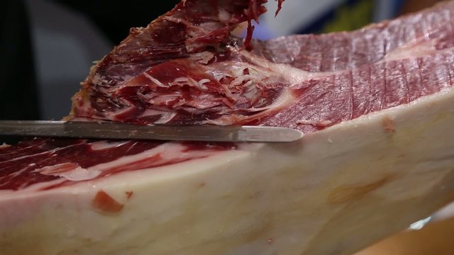 Cocinero cortando jam&oacute;n