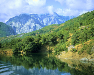 Fototapeta na wymiar Lac de Koman, Albanie