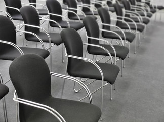 Obraz premium Leere Stuhlreihe