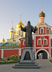 Fototapeta na wymiar Entrance to the Conception convent in Moscow and the monument