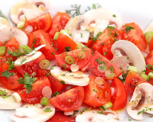 Tomatensalat mit Pilzen