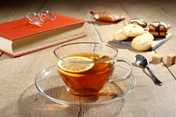 te' con limone in tazza di vetro