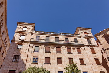 Immeuble ancien au soleil avec balcons