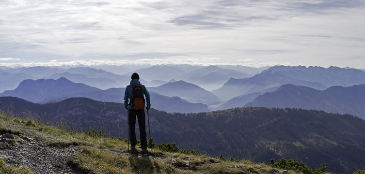 Frau blickt vom hinteren sonnwendjoch in die Tiroler alpen