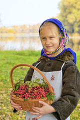 Маленькая девочка с корзиной ягод