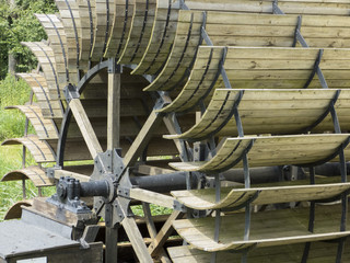 Wassermühle - Wasserrad aus Holzschaufeln, historisch © WORLD OF INSPIRATION