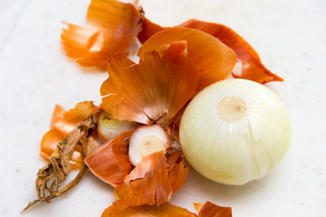 Geschälte Zwiebel auf Hackbrett