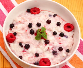 Pudding mit Waldbeeren