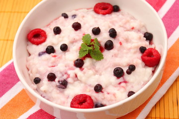 Pudding mit Waldbeeren