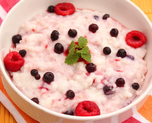 Pudding mit Waldbeeren