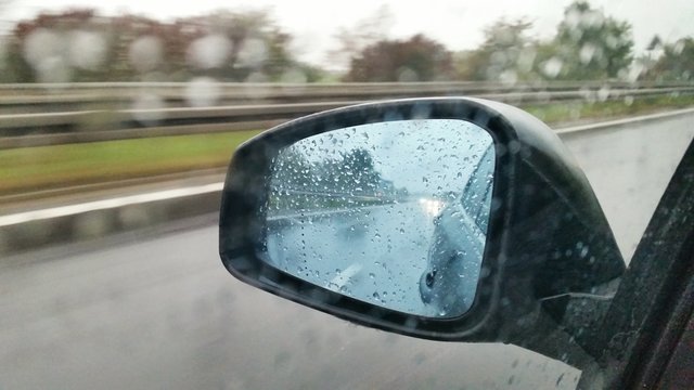 Regen im Autospiegel