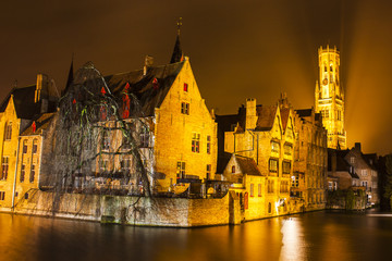 Obraz premium Night view of Bruges canal