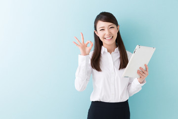 ファイルを持つ女性　ビジネス