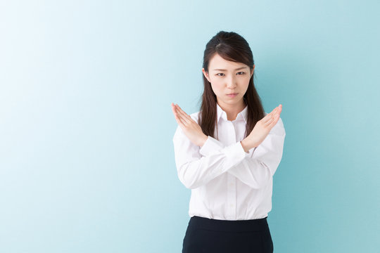 若い女性　拒否