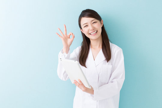 白衣の女性