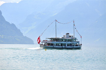 Schiff mit Bergkulisse am Vierwaldstättersee