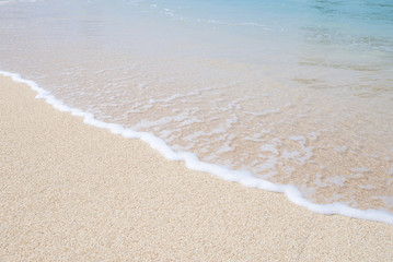 Fototapeta na wymiar 沖縄の海・砂浜の波