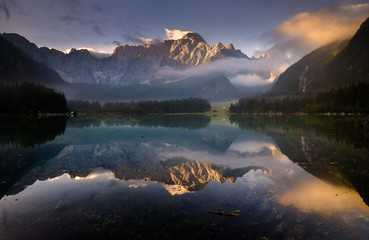 Fototapeta Jezioro alpejskie spowite porannymi mgłami obraz
