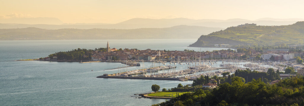 Fototapeta Panorama Isoli,kurort wypoczynkowy nad Adriatykiem