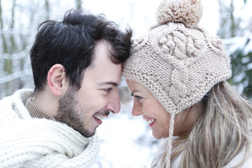 Verliebtes Paar im Winter