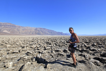 photographe à Devil's golf course à Death Valley