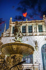 Fototapeta premium Neptune's fountain at night in Gdansk, Poland.