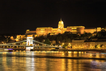 Obraz na płótnie Canvas Night view of Chain bridge and royal palace in Budapest, Hungary