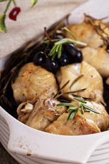 Chicken baked with grapes and rosemary